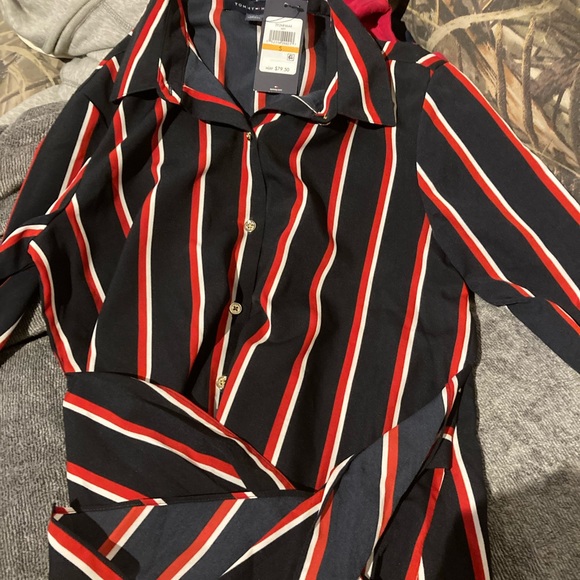 NWT Tommy Hilfiger Button Up Shirt - Picture 1 of 3